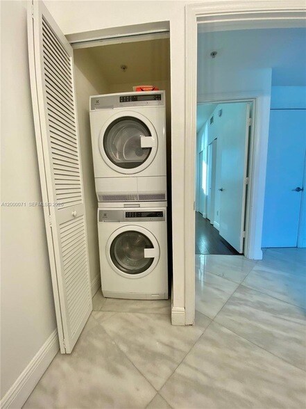 Building Photo - 601 NE 36th St