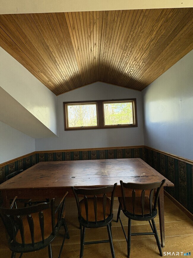 Building Photo - 40 Looking Glass Hill Rd