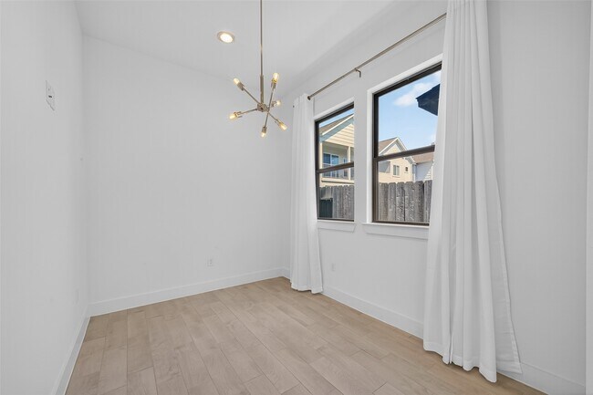 Building Photo - 1806 Schweikhardt St