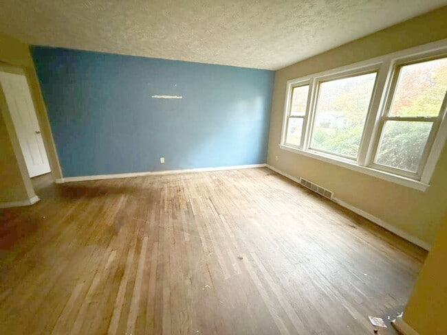 Building Photo - 3 BED 1 BATH BEAUTIFUL SINGLE FAMILY HOME