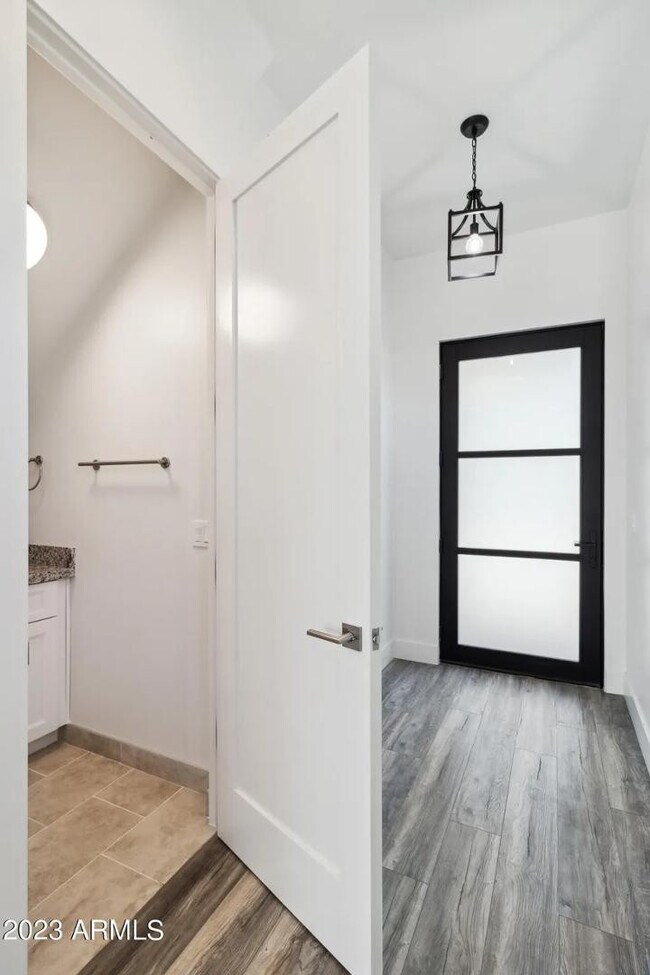 Building Photo - 902 W Hazelwood St