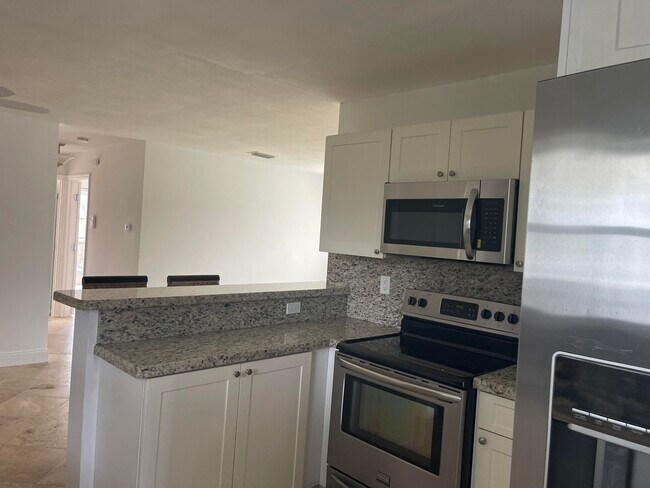 Building Photo - 927 W Royal Palm Rd