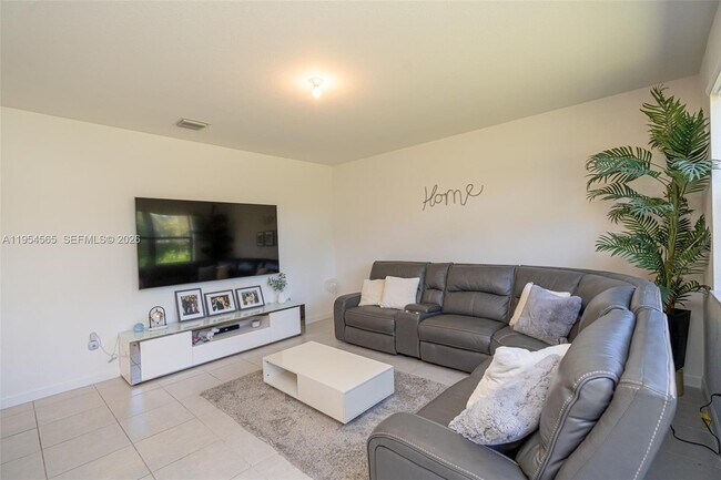 Building Photo - 139 NE 27th Terrace