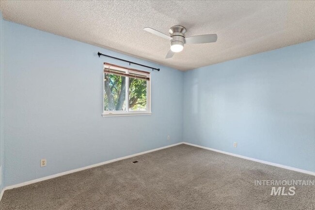 Building Photo - Updated Kuna Home with Private Backyard