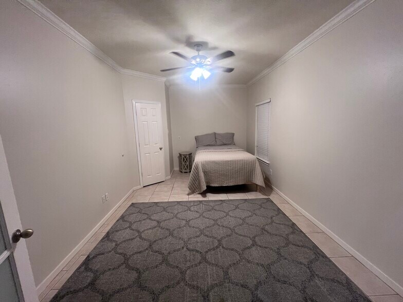 Building Photo - 2324 Sheridan St