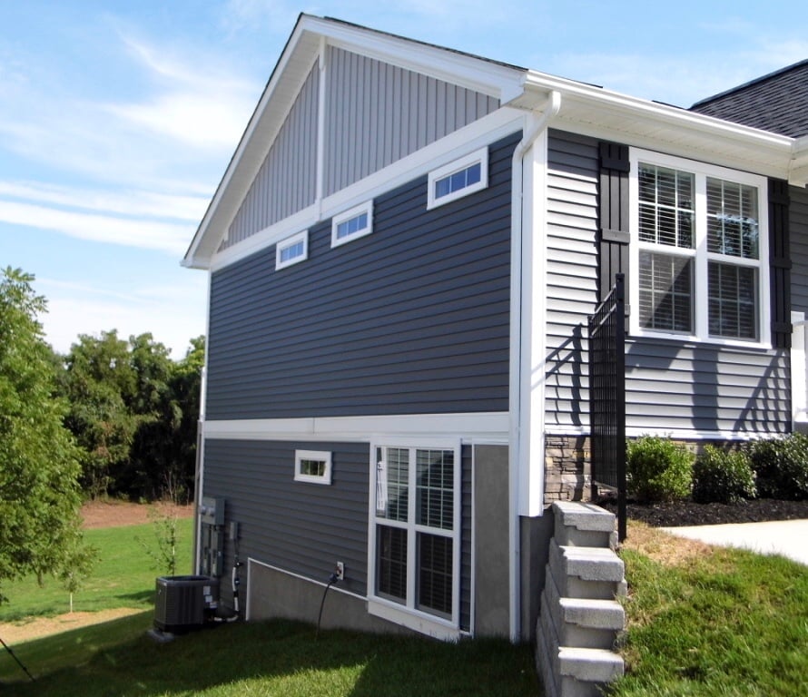 Plenty of eye-catching detail with transoms for extra light - 2312-A Belle Ave NE