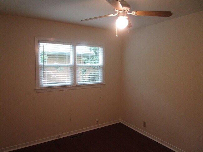 Building Photo - 305 Manor Dr