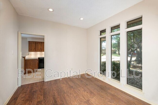 Building Photo - 922 Kingston Dr