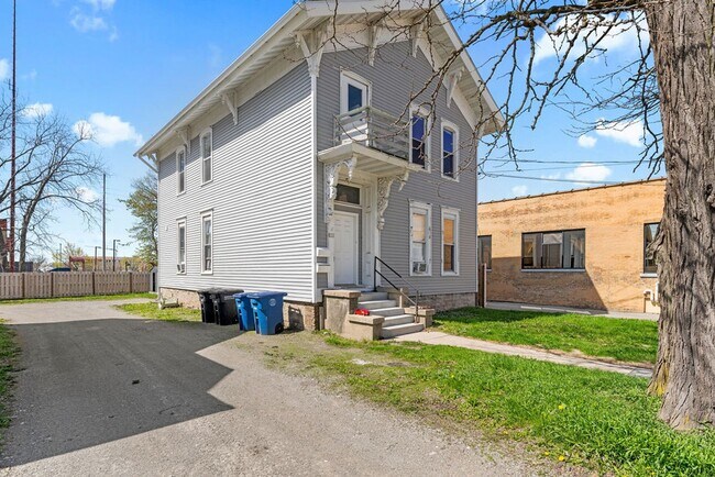 Building Photo - 211 Otter Ave