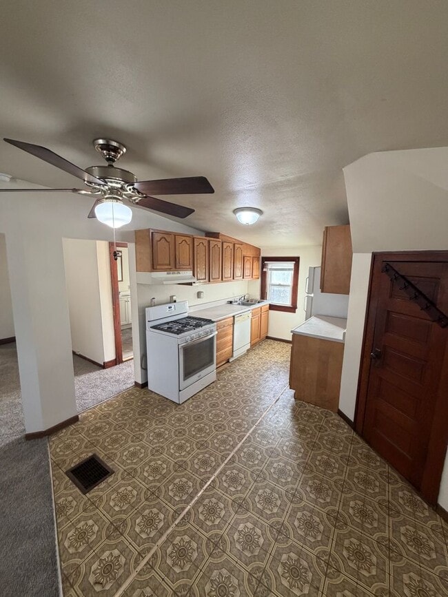 Building Photo - 614 Douglas Ave