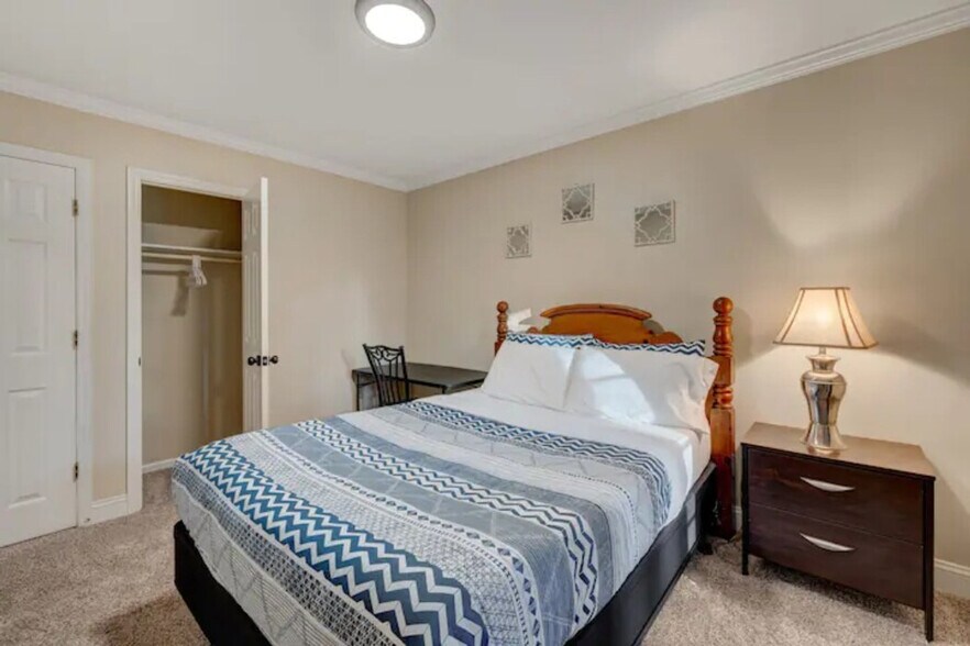 Building Photo - 2225 Summit St