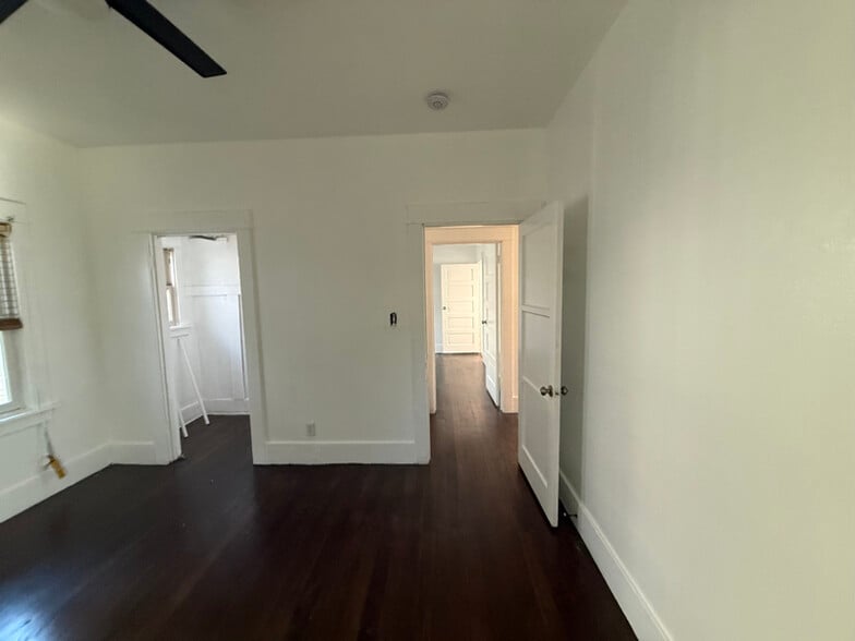 Building Photo - 1424 W 45th St