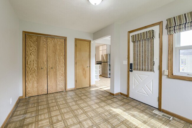 Building Photo - Happy Hollow 3 Bedroom!!