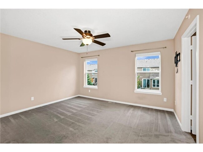 Building Photo - Rare 3 bed 4 bath updated almost 2300 sf t...