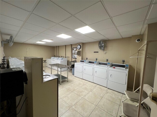 Building Photo - 900 NE 18th Ave