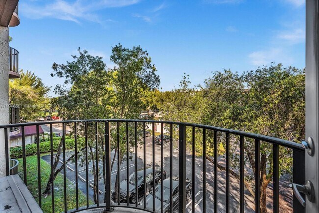 Building Photo - 2701 Riverside Dr