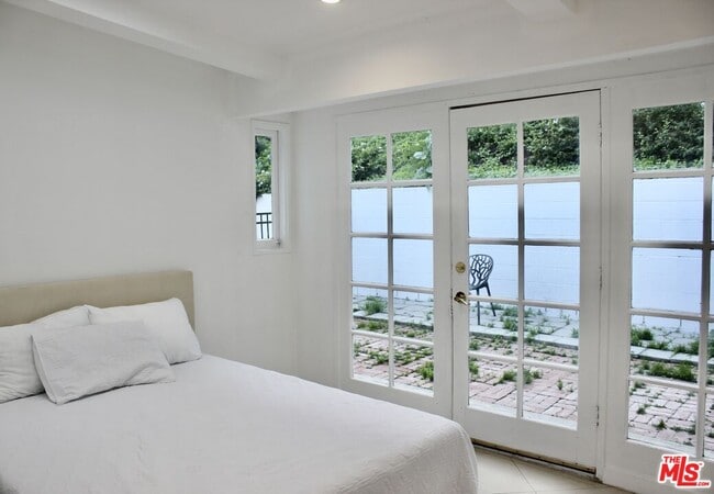 Building Photo - 1265 Bienveneda Ave