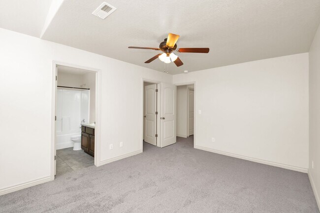 Building Photo - Beautiful 3 Bed, 2.5 Town Home in West Haven, Pet Friendly! Available on April 22nd!