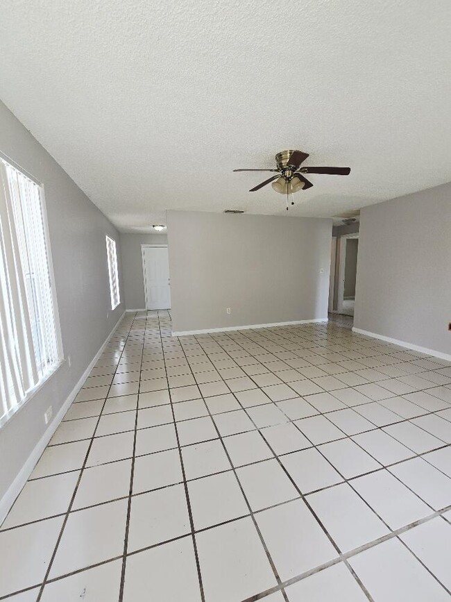 Building Photo - 1710 E Breezy Ln