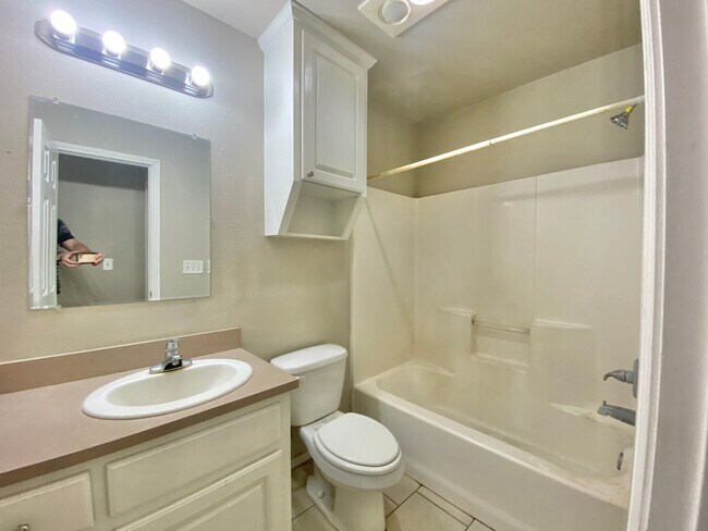 Building Photo - Now available - 3 bed, 1.5 half bath near MLK