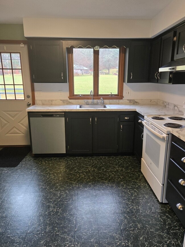 Building Photo - 48 River Rd