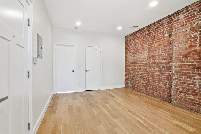 Building Photo - 233 1/2 Summit Ave