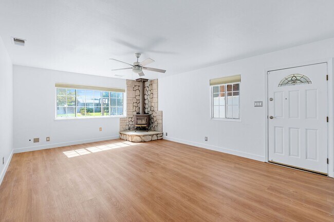 Building Photo - 4 bed/ 3 bath Single-Family Home in North Napa