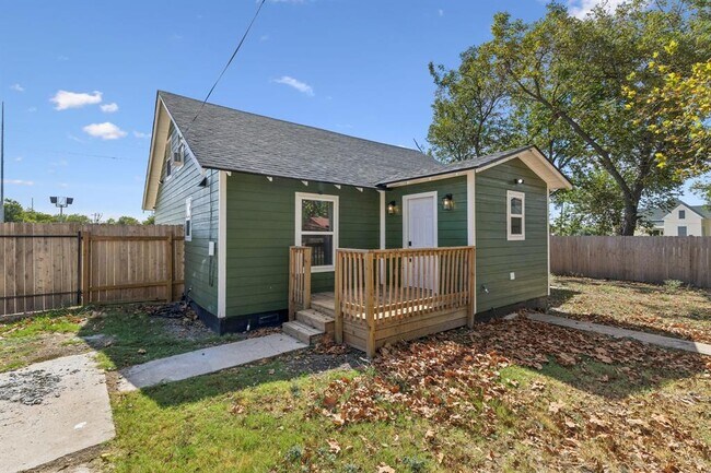 Building Photo - 223 NW Front St