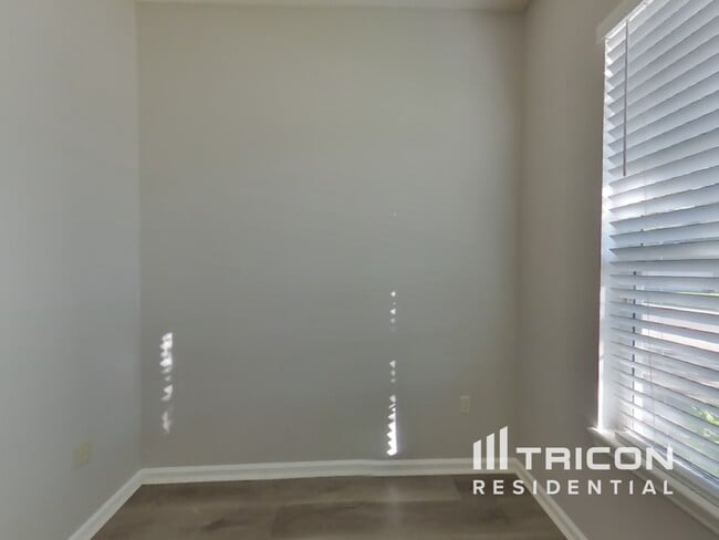 Building Photo - 2877 Centerwood Dr N