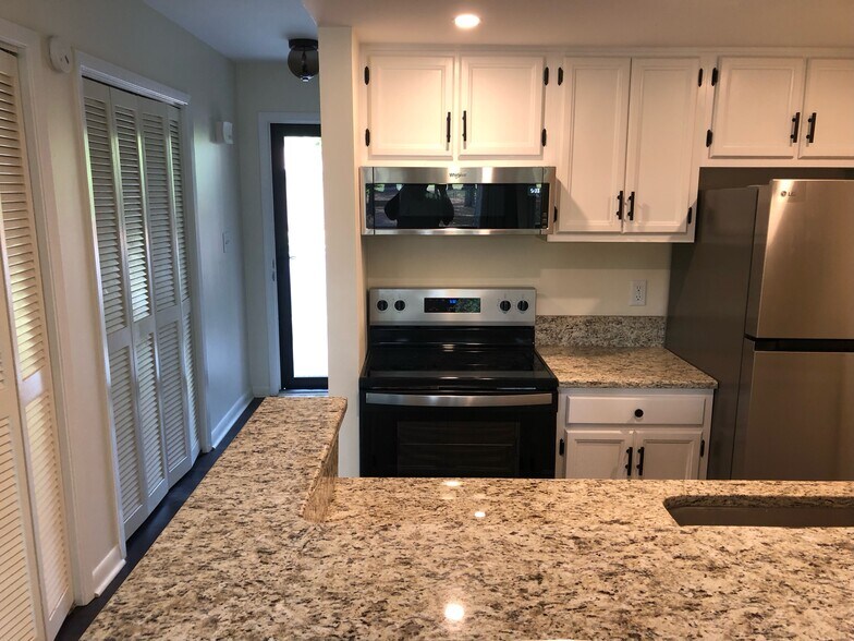 Building Photo - 10 Pine Tree Rd