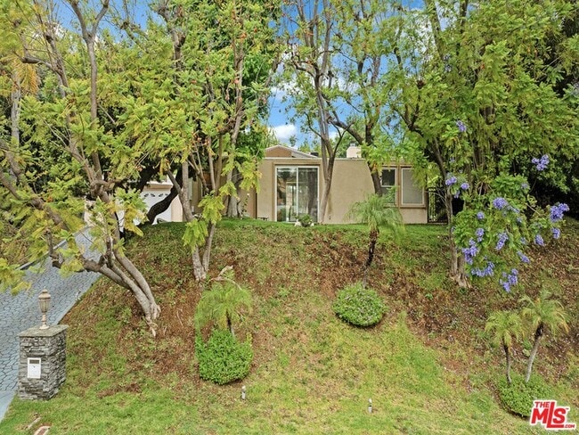 Building Photo - 3835 Sapphire Dr