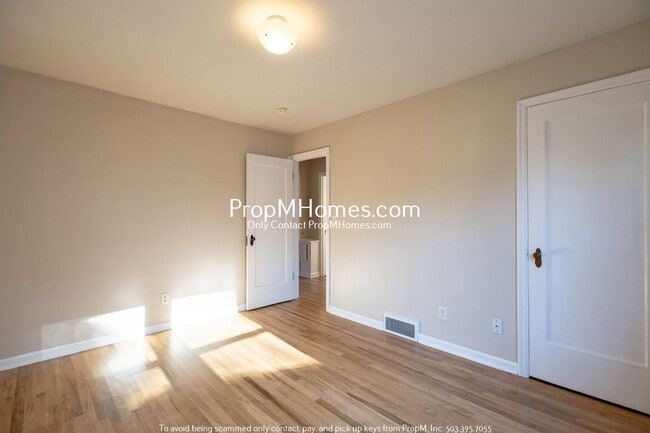 Building Photo - 4 Bedroom in the Heart of Sellwood! Fenced Backyard and Huge Basement!