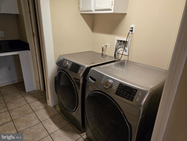 Building Photo - 300 Cinnabar Ln