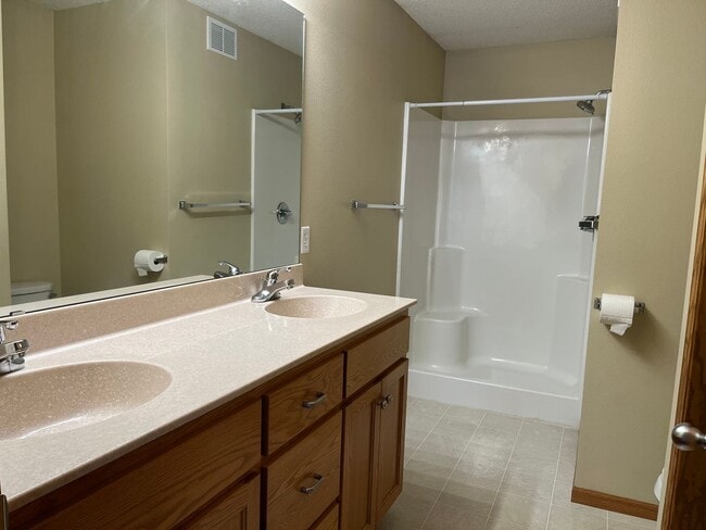 Building Photo - 5 bed 3 bath house for rent