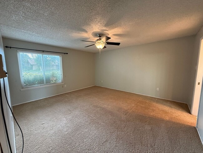 Building Photo - 3 Bed 3 Bath spacious home, with extra craft room, Lovely Backyard