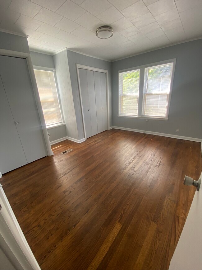 Building Photo - 1627 S Indianapolis Ave