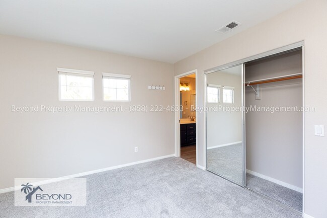 Building Photo - **RANCHO PENASQUITOS** 3 BED/2.5 BATH** HU...