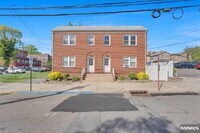 Building Photo - Renovated Modern 2 Bedroom -  No Fee