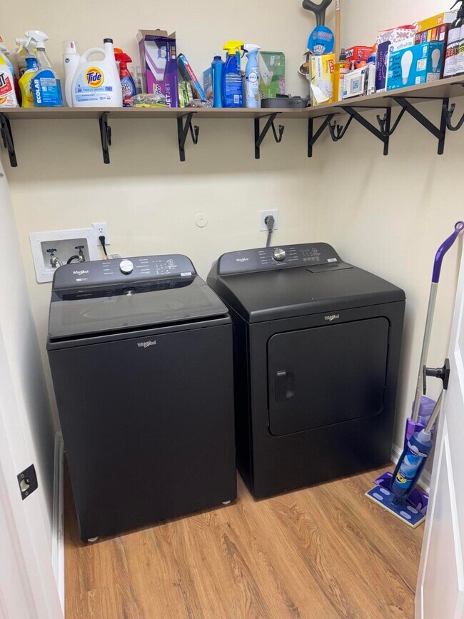 Building Photo - 858 Windermere Way