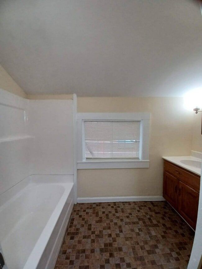 Building Photo - Very Large 3 Bedroom House with multiple B...