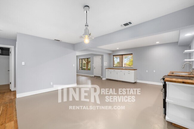 Building Photo - Carmichael Gem - Walking Distance to Ancil...