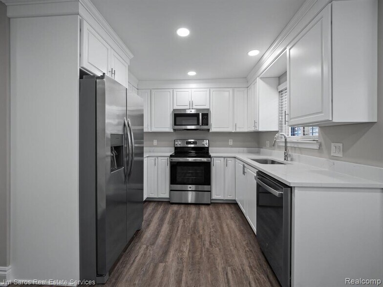 Building Photo - 895 Harcourt Rd