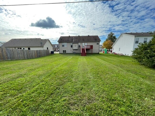 Building Photo - Large Home in Shelbyville For Rent