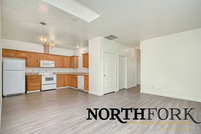 Building Photo - Charming 3-Bedroom Townhome in Prime Nampa...