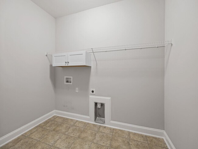 Building Photo - **MOVE IN SPECIAL! 50% off first month's rent!!** Spacious 4BR Townhouse with 2-Car Garage Near D...