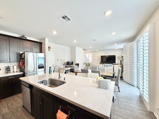 Building Photo - Modern 5 Bedroom 3 Bathroom Home in Tierra Del Sol with INCLUDED Solar & Low-Maintenance Living