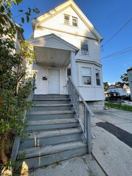 Building Photo - 216 Smith St