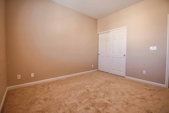 Building Photo - IMMACULATE 5 BEDROOM HOME!
