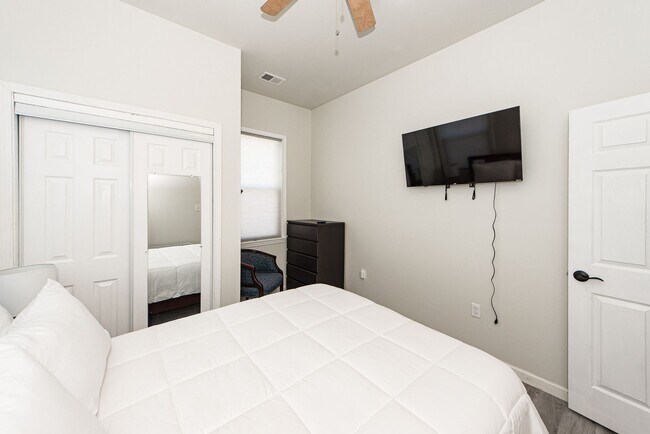 Building Photo - 3 BD 2.5 Bath Charming Home