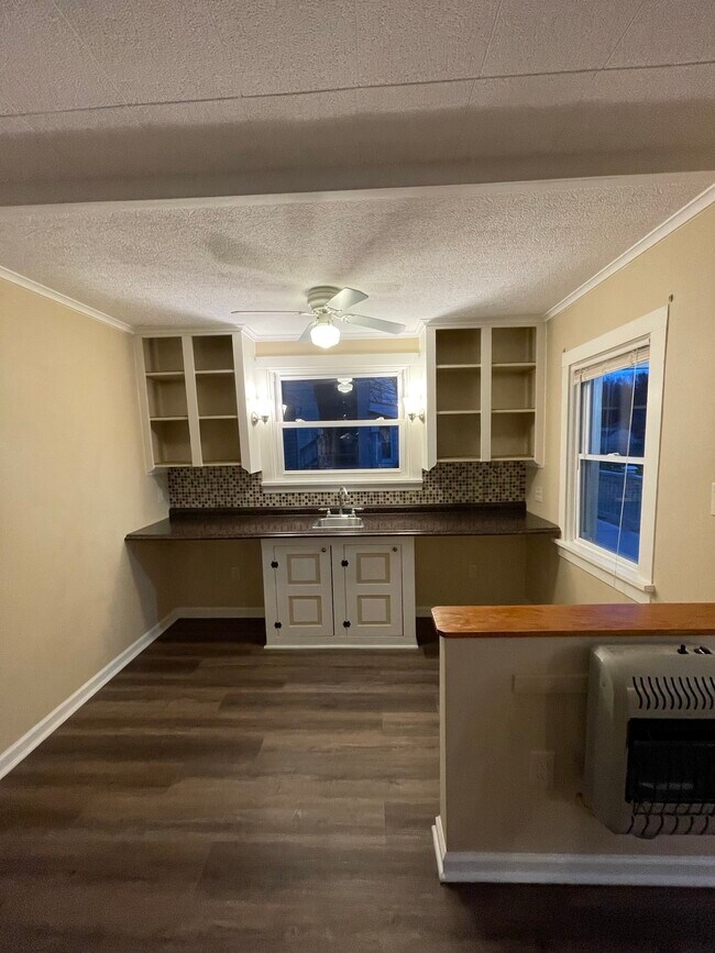 wet bar in kitchen area - 2310 Old Berwick Rd